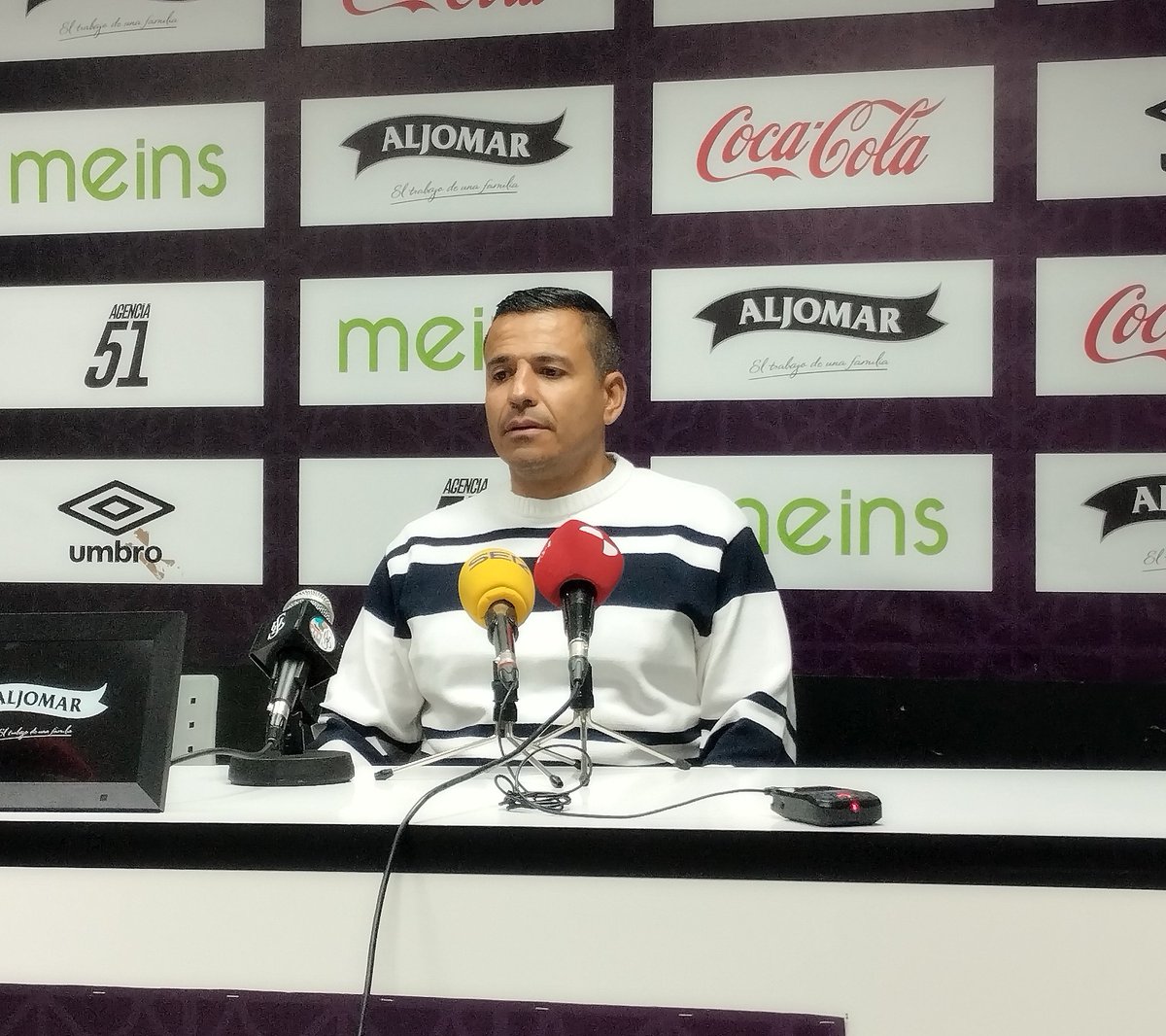 SERSalamanca's tweet photo. 🎧SER Deportivos

⚽ Reunión esta tarde en el @SalamancaCFUDS para determinar cómo queda el cuerpo técnico del primer equipo

👉El club no confirma si Dueñas no será tampoco segundo entrenador a partir de ahora

⏯️https://t.co/lAPC4Nj9xh https://t.co/gD58Ot3n6l