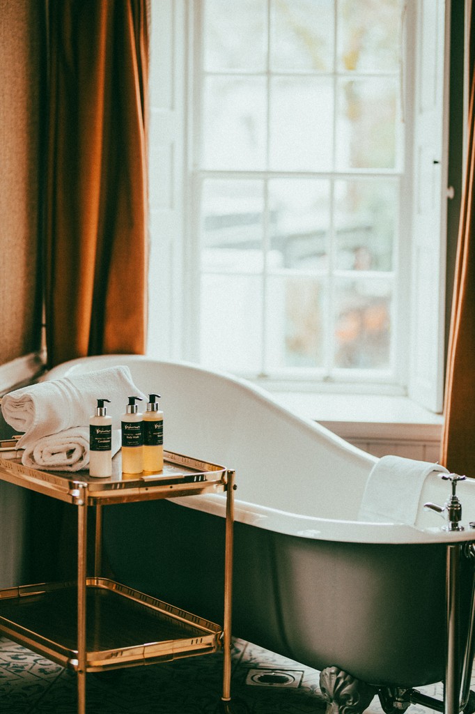 GeorgeHotel1860's tweet photo. Is there a better way to enjoy this beautiful weather than some leisurely time at The George? Tempted? ๐ฅ๐ #EscapeToInveraray
#Inveraray #InverarayCastle #WhiskyLovers #FreshSeafood #DogFriendly #Champagne #Oysters #RoomsWithBaths #Scotland #Argyll #Springtime #LochFyne #Offer https://t.co/94pSr86KOb