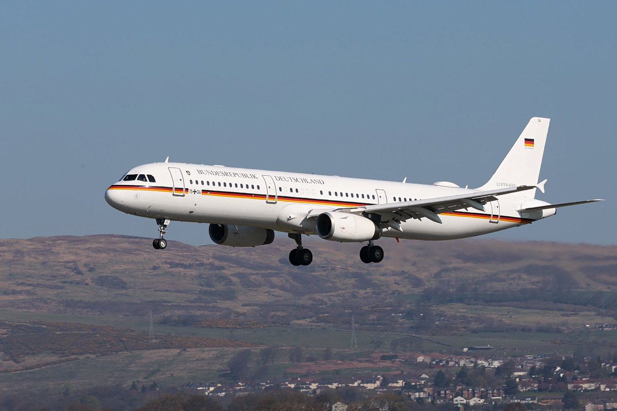 Eng1170's tweet image. Great low approach and go-around from @Team_Luftwaffe with their A321 @GLA_Airport this morning. Kept it nice and low down the length of the runway today🙌🏼🇩🇪🏴󠁧󠁢󠁳󠁣󠁴󠁿 #aviation #aviationphotography #avgeeks #Luftwaffe