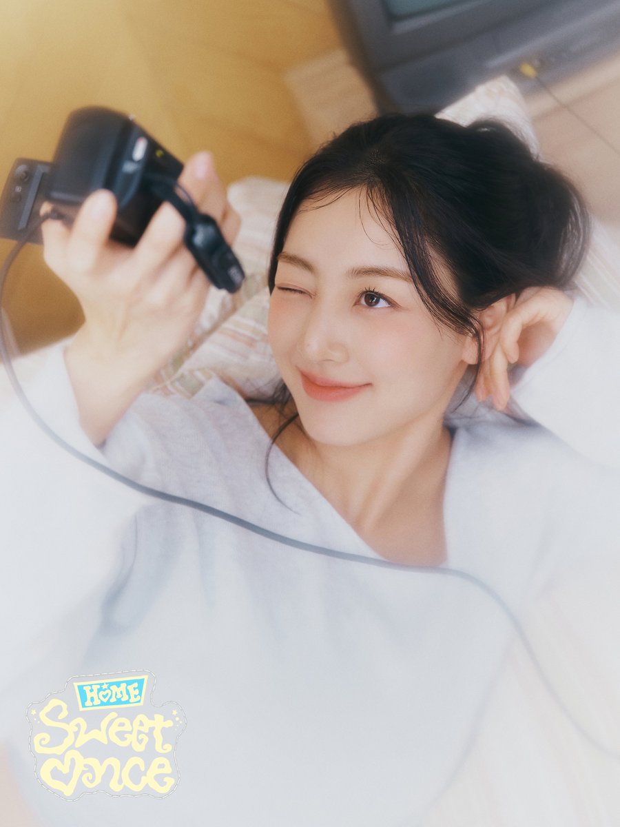 TWICE tweet media