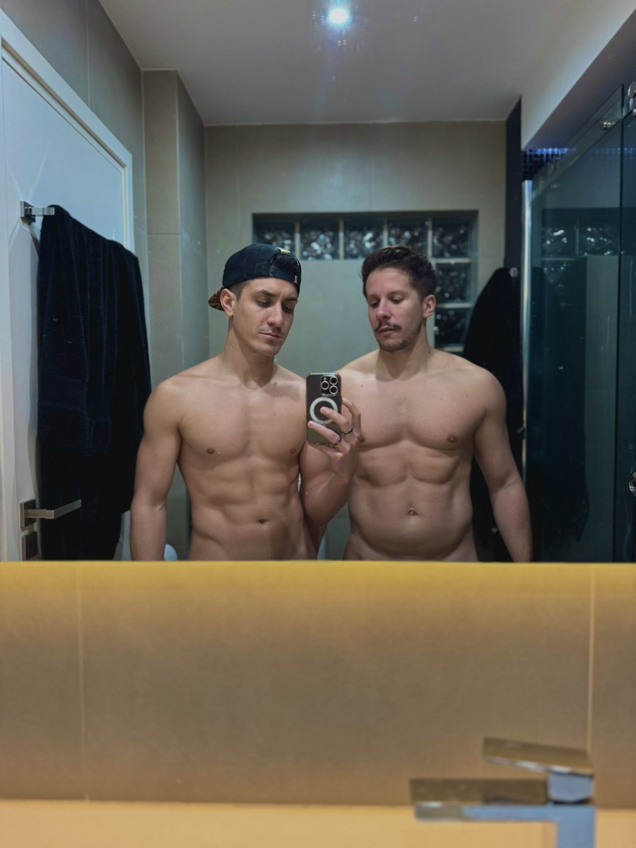👬