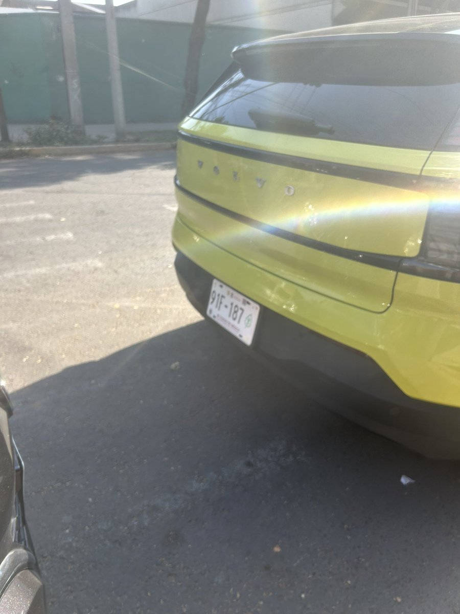 natdePARRanda's tweet photo. @BlindarBJ @BJAlcaldia  estos autos están en el paso peatonal sin nadie a bordo en parroquia y amores 😡😤 https://t.co/Aj53WQSODv