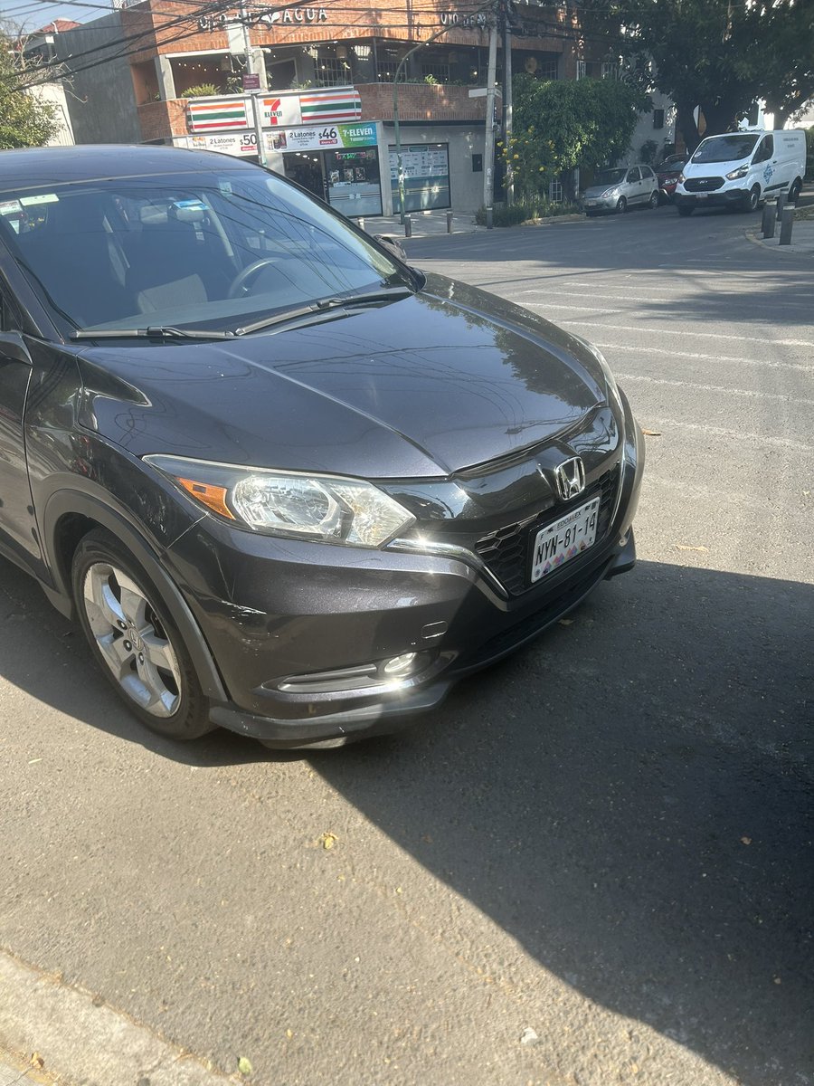 natdePARRanda's tweet photo. @BlindarBJ @BJAlcaldia  estos autos están en el paso peatonal sin nadie a bordo en parroquia y amores 😡😤 https://t.co/Aj53WQSODv