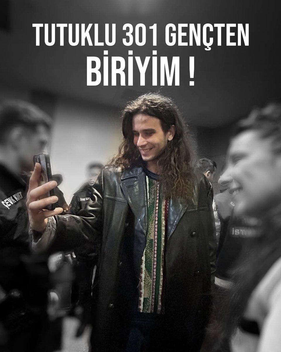 sokakkedisitv's tweet photo. Adim Nuri 28 yasinda bir gencim.
Bu ülkenin emanet edildigi milyonlarca gengten biriyim.
24 Mart'ta Saraçhane'deydim.
Binlerce insan gibi ben de oradaydim.
Kendi gelecegim için sadece orada bulunmak istedim.
Aksam evime döndüm.Her sey yolundaydi...
Ama 25 Mart sabahi 05.00 saatlerinde, henüz hava bile aydinlanmamigken polis kapima dayandi.
Gözaltina alindim. Higbir suçum yok, higbir siyasi parti ile bagim yok.
Sadece oradaydim.
Simdi ise cezaevindeyim,
Beni unutmamanizi ve adalet için sesimi duyurmanizi istiyorum.

Nuri ARSLAN