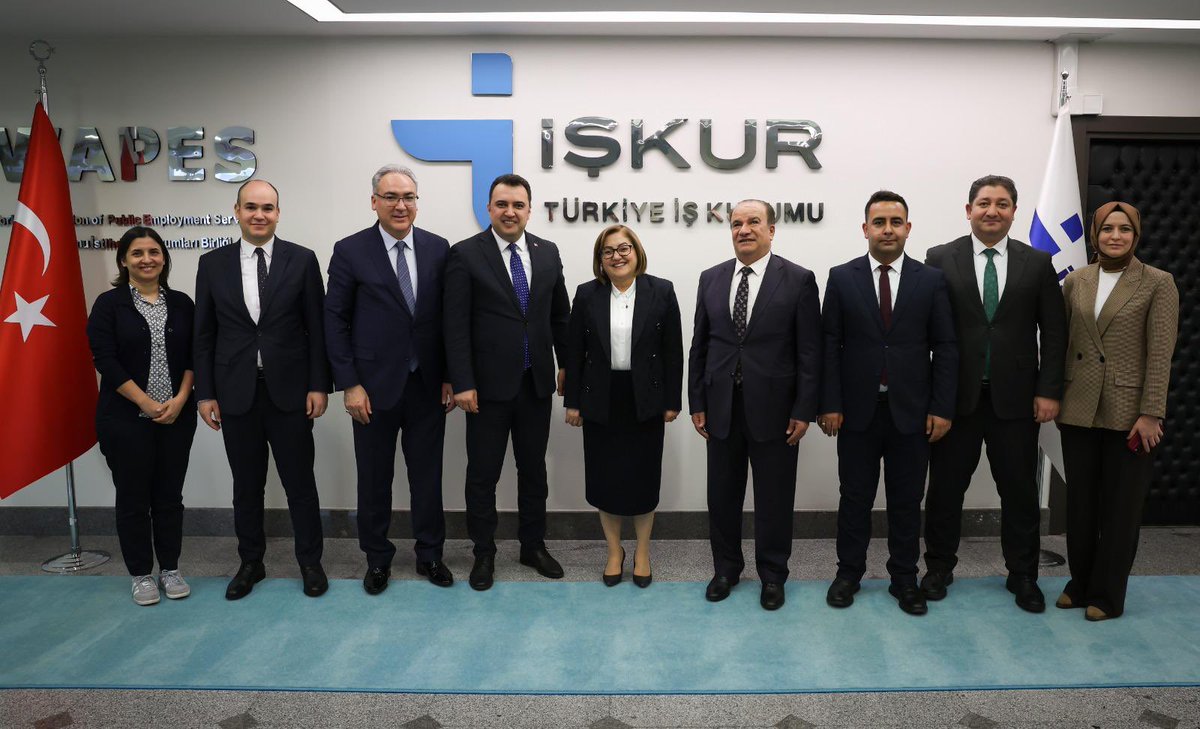 FatmaSahin's tweet photo. Bugün Ankara’da ekibimle beraber İŞKUR Genel Müdürü Sn. Samet Güneş‘i ziyaret ettik. 

Çok verimli geçen toplantımızda, pilot il olarak belirlenen Gaziantep için, özellikle kadınlar ve engellilere yönelik yürütülecek istihdam projelerini ele aldık. 

Gazi şehrimiz için hayırlı, uğurlu olsun.