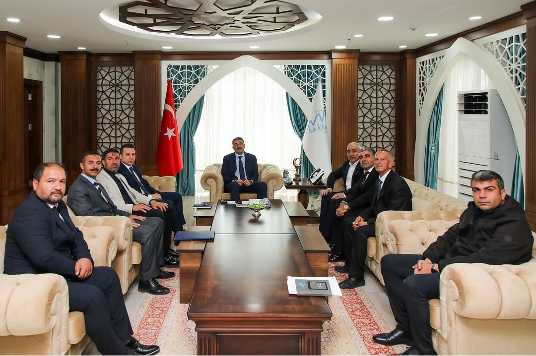 Vali Yardımcısı Sn.<a href="/bugrakaradag55/">Buğra KARADAĞ</a>, Akparti İl Meclis Üyesi Sn.Fevzi DEMİR,Yol ve Şube Müdürü Sn. Maksud KAYA bey ile birlikte İl Valimiz Sn. <a href="/alicelik_64/">Ali Çelik</a>  beyi makamında ziyaret ettik. Sayın Valimize İlgi ve alakalarından ötürü teşekkür eder Saygılarımızı sunarız...