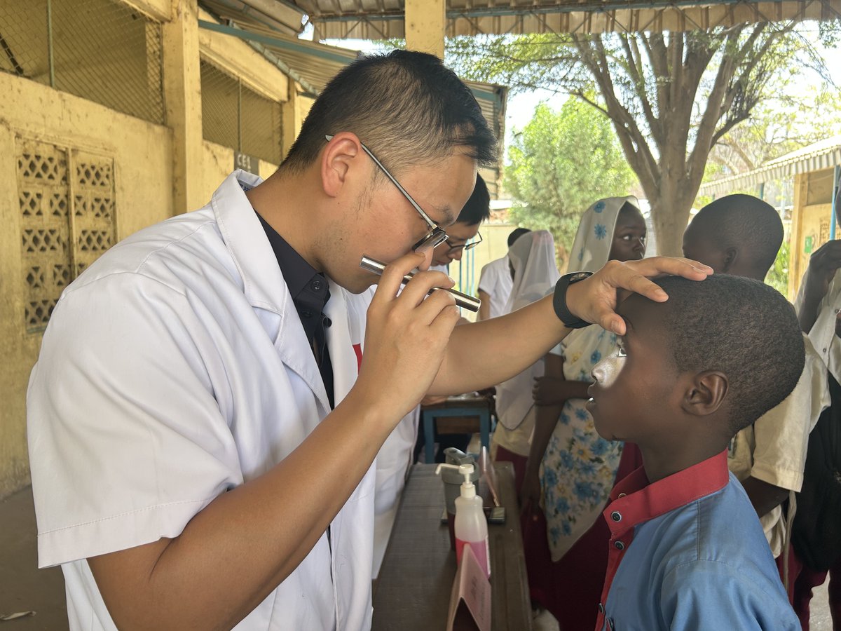La 20ᵉ mission médicale chinoise au Tchad a organisé une consultation gratuite hier à l’école de l’amitié Chine-Tchad à N’Djamena. Plus de 100 élèves et enseignants ont bénéficié d’examens médicaux, de consultations pluridisciplinaires, et de dons scolaires et médicaux.
