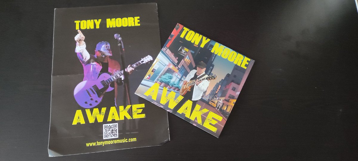 Dawn_B's tweet photo. I already had the downloads for this amazing album #AWAKE by @tonymoore1 , but do like a physical copy. So it was brilliant when it was also released on CD...
A nice delivery by my postie. Lovely that it's signed too... I wasn't expecting that!
🎶👍🎶 https://t.co/ZqZCbBTvy8