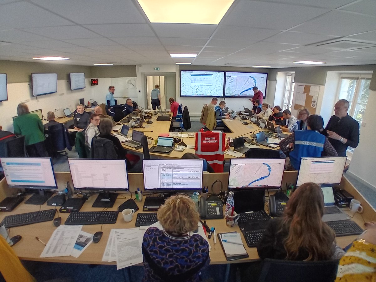 Prefet86's tweet photo. #Exercice | Les services de l’État s’entraînent pour votre #sécurité
🚨Le nouveau centre opérationnel départemental (COD) a été activé ce jour lors d'un exercice de #SecuriteCivile
🎯renforcer l’efficacité des dispositifs en cas de crise

👏 Merci à tous les effectifs mobilisés https://t.co/uYnkUsp1uV