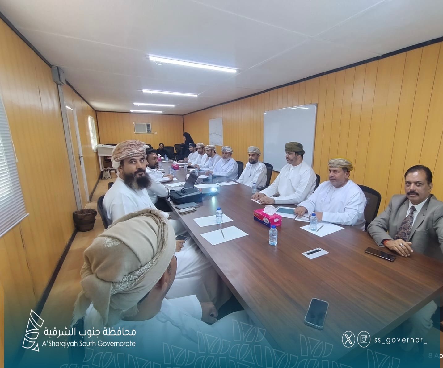 يظهر في الصورة سعادة والي جعلان بني بوعلي والمختصين من شركة كيمجي رمداس والمختصين من الوحدات الحكومية 