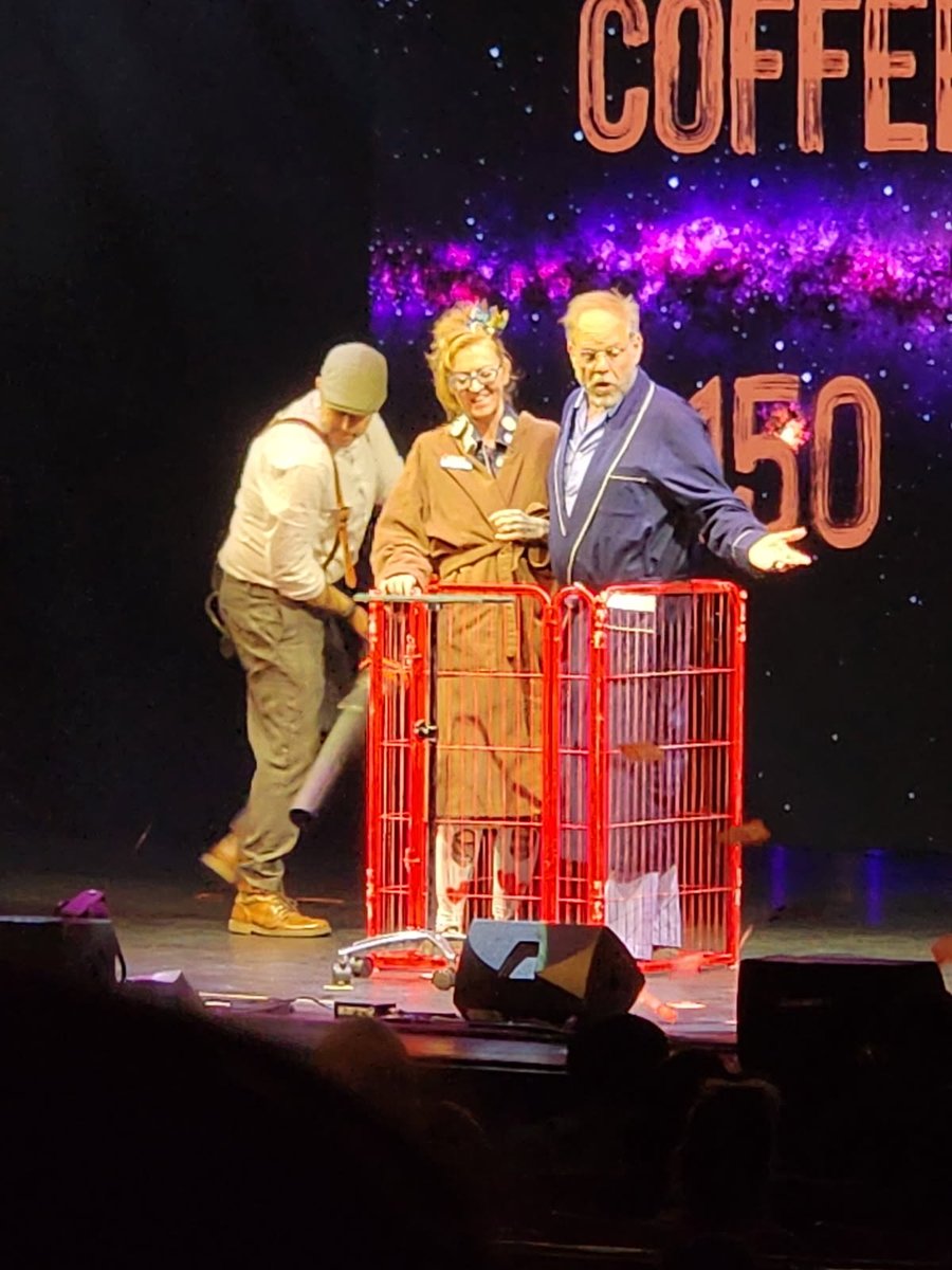 KosherVeruca's tweet photo. #AltonBrownLive #LastBite photo dump 

This experience was so incredible and the cherry on top of the sundae of nice things this man has done for a MEGA fan over a lot of years ❤ https://t.co/9lPcSEPNON