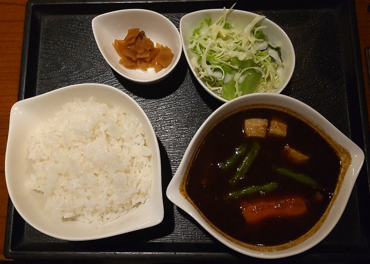 SOLVALOU1983's tweet photo. 【場所】#神田 #小川町
【店名】#エブラック #Eblack
【注文】ポーク・スープカレー
【雑感】豚のブロック肉がやわやわジューシーでお良いですね。スパイシーなカレースープと良く合います。
今日はスープをご飯に流し込んで、カレー漬けにして食べてみました。どんな食べ方してもスープカレーは美味い https://t.co/BMmeQDopEV