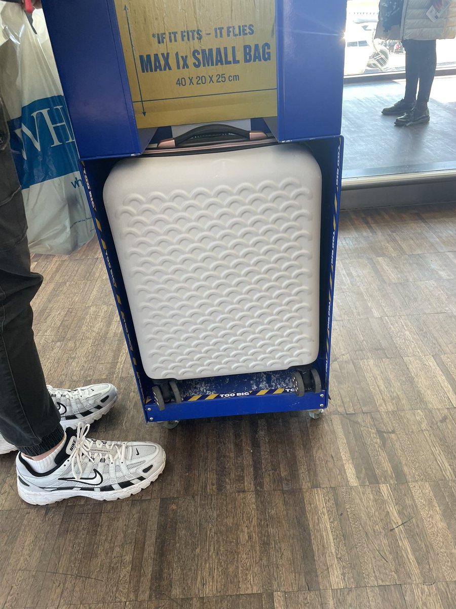 katier0berts03's tweet photo. @Ryanair @RyanairPress 
I was charged £75 by Gdańsk airport staff for this suitcase despite paying for priority boarding and my case fitting your requirements. Please see comments for photos of measurements of this case. https://t.co/iCzMg4mDqq