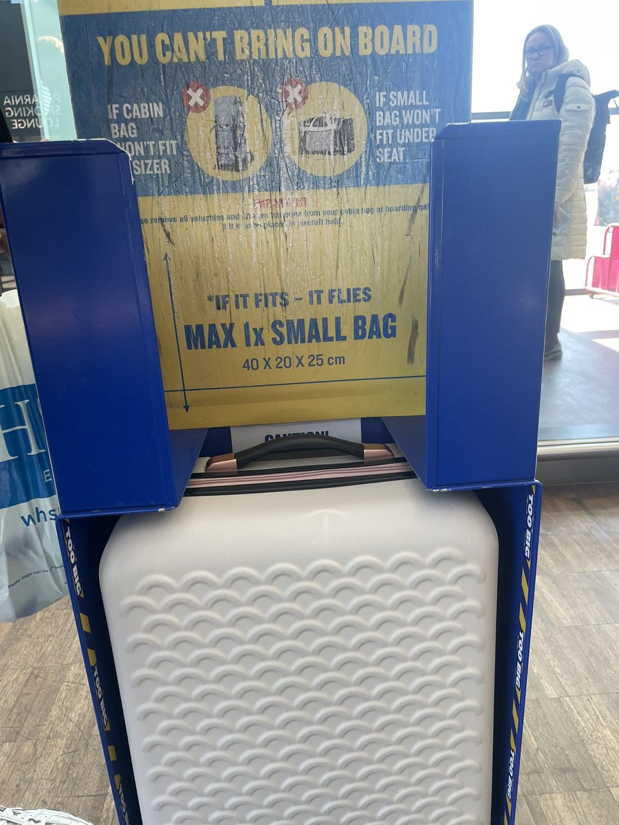 katier0berts03's tweet photo. @Ryanair @RyanairPress 
I was charged £75 by Gdańsk airport staff for this suitcase despite paying for priority boarding and my case fitting your requirements. Please see comments for photos of measurements of this case. https://t.co/iCzMg4mDqq