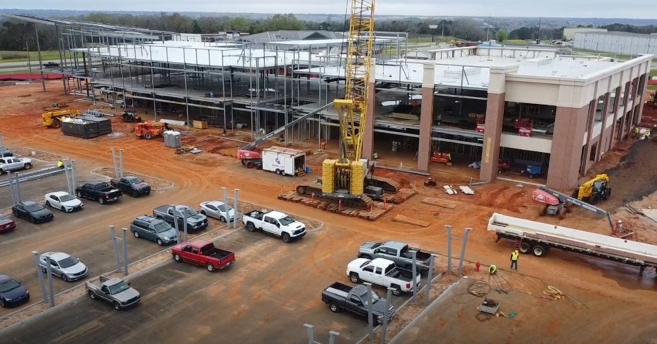 eclipsebbuilder's tweet image. Our project with All In Credit Union is making visible progress on the exterior, with concrete and brick precast panels now going up and roofing being installed.  While not as visible, interior construction is also in full swing, with framing and MEP rough-in underway. 
⁠