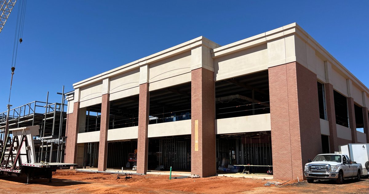 eclipsebbuilder's tweet image. Our project with All In Credit Union is making visible progress on the exterior, with concrete and brick precast panels now going up and roofing being installed.  While not as visible, interior construction is also in full swing, with framing and MEP rough-in underway. 
⁠