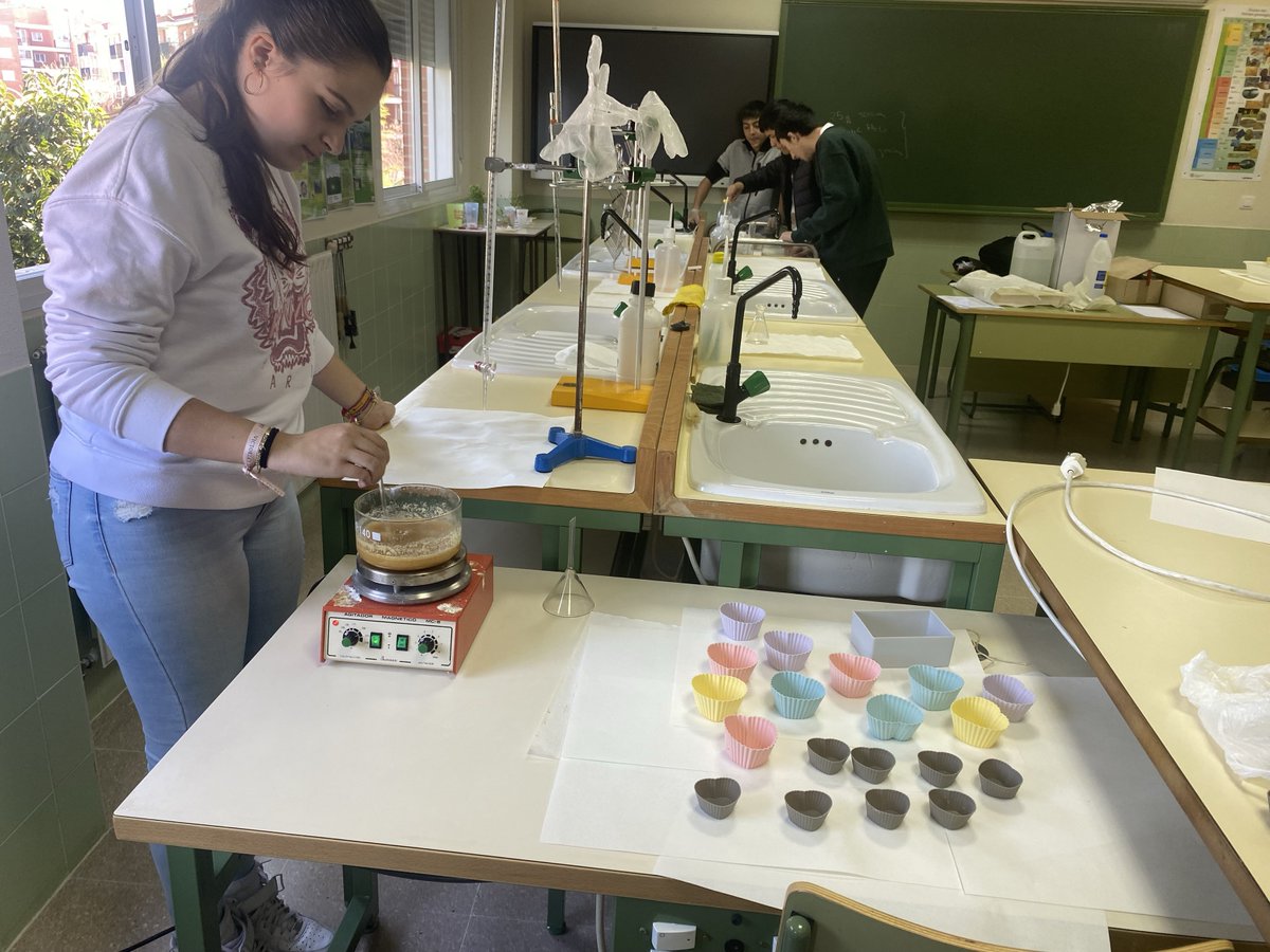 QuercusIeso's tweet photo. Hoy nuestros alumnos de 3º ESO han hecho jabones en el laboratorio.

#físicayquímica #iesoquercus #jabones #experimentando 

@educacyl https://t.co/EsLBEZPwA8