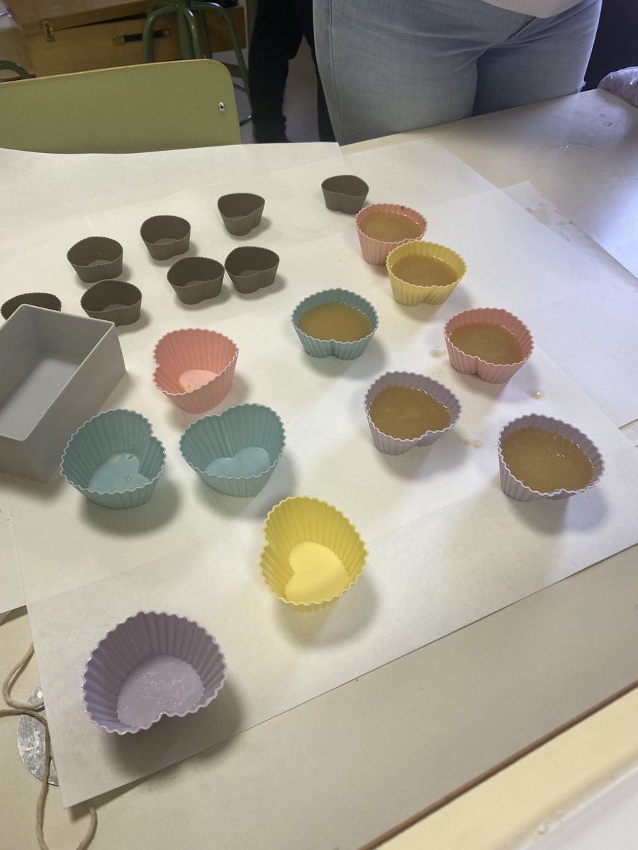 QuercusIeso's tweet photo. Hoy nuestros alumnos de 3º ESO han hecho jabones en el laboratorio.

#físicayquímica #iesoquercus #jabones #experimentando 

@educacyl https://t.co/EsLBEZPwA8
