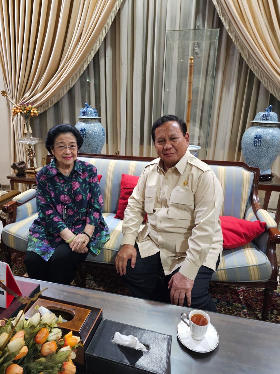 Senang sekali melihat dua sahabat lama bertemu…tidak saja 2 sahabat tapi dua pemimpin bangsa. Sehat selalu ibu Mega dan Pak Prabowo. 🙏🙏🇮🇩🇮🇩