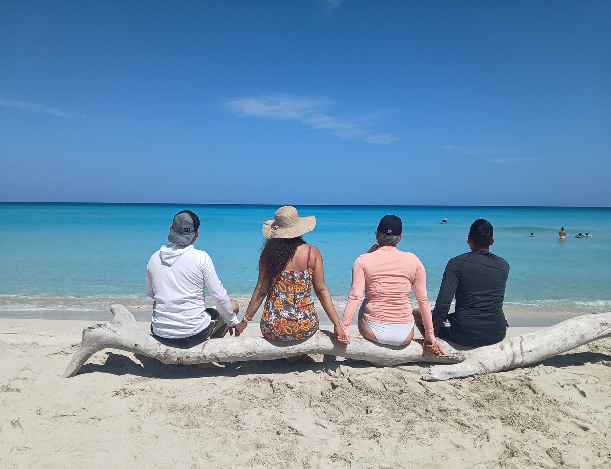 mary93chb's tweet image. Crea recuerdos con amigos en la playa más bondadosa del mundo: #Varadero.🌊
#Sientelo