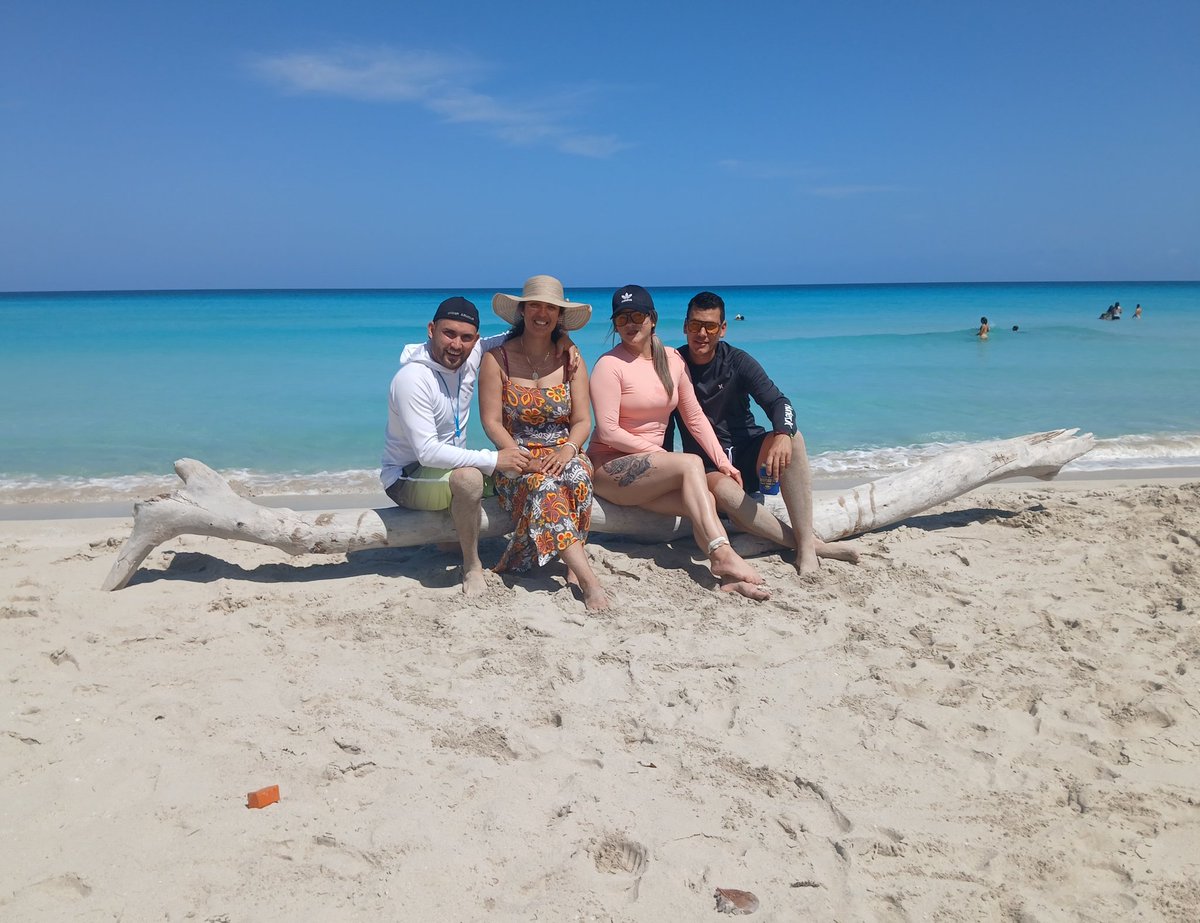 mary93chb's tweet image. Crea recuerdos con amigos en la playa más bondadosa del mundo: #Varadero.🌊
#Sientelo