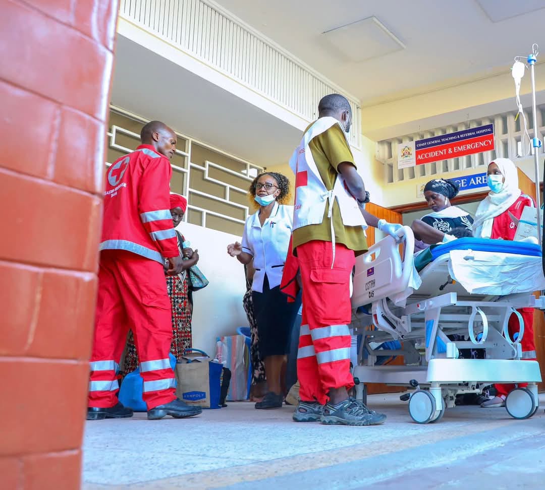 maitha_masha's tweet photo. Kenya Red Cross is supporting the evacuation of 289 patients from Coast General Teaching and Referral Hospital in Mombasa, ahead of the planned demolition of a building next to Fayaz Bakery at 6:00 am on Wednesday. https://t.co/AuRbQ9yexE