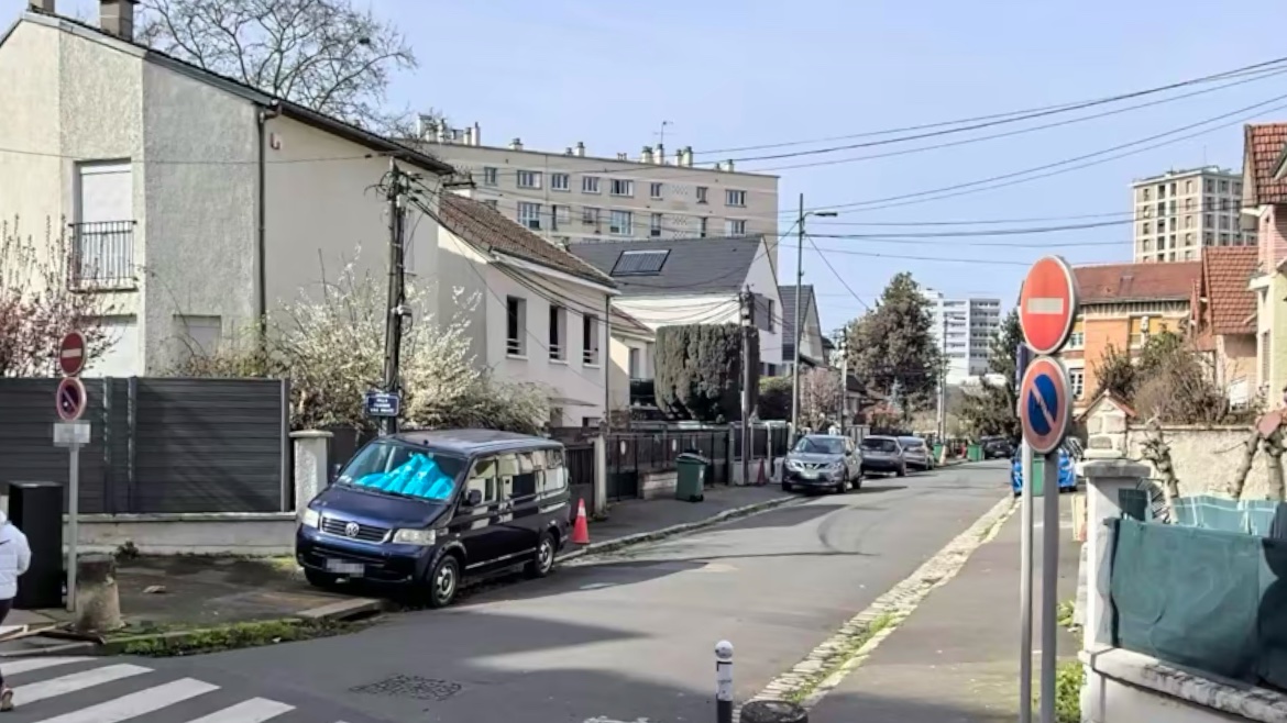 info_Paris_IDF's tweet image. 🔴 FLASH - #Châtillon : Une fille de 18 ans est décédée.

👉 Elle est restée bloquée dans son pavillon pendant que celui-ci brûlait. Pour l'heure, l'origine de l'incendie reste indéterminée. Une enquête a été ouverte. (Lp) #HautsdeSeine