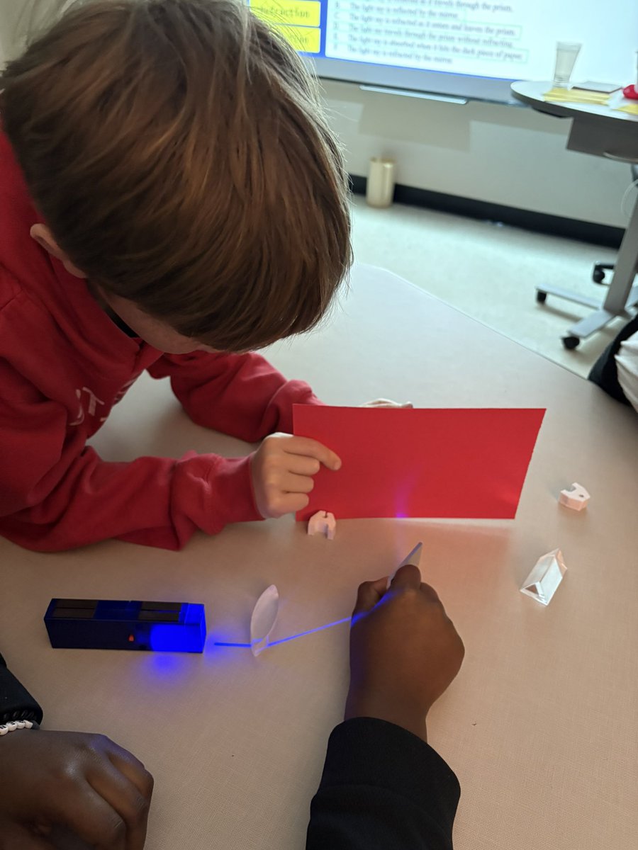 MsMcMahan's tweet image. Ms. Robert’s 5th grade scientists @DeganElementary  exploring  absorption, reflection, and refraction in action! #LISDScience #LISDLandT