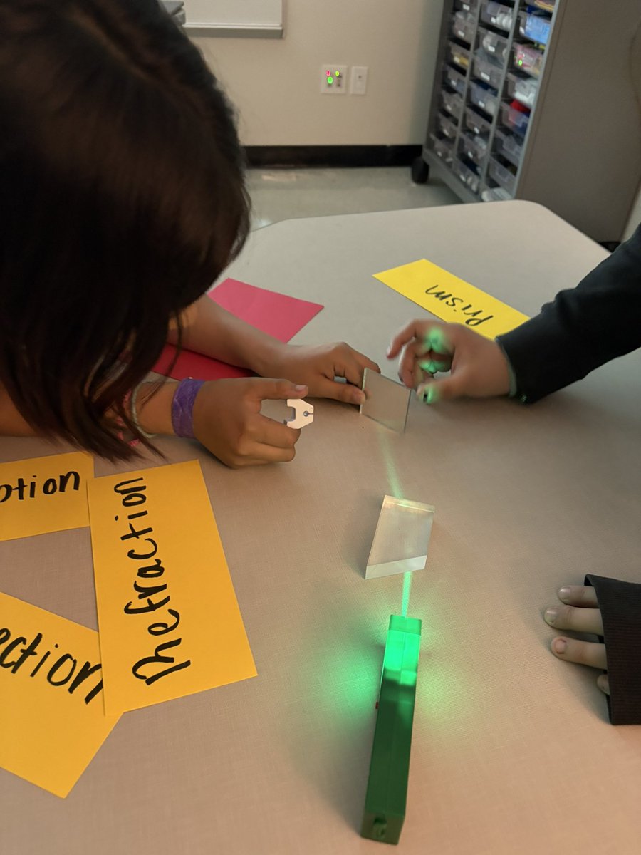 MsMcMahan's tweet image. Ms. Robert’s 5th grade scientists @DeganElementary  exploring  absorption, reflection, and refraction in action! #LISDScience #LISDLandT