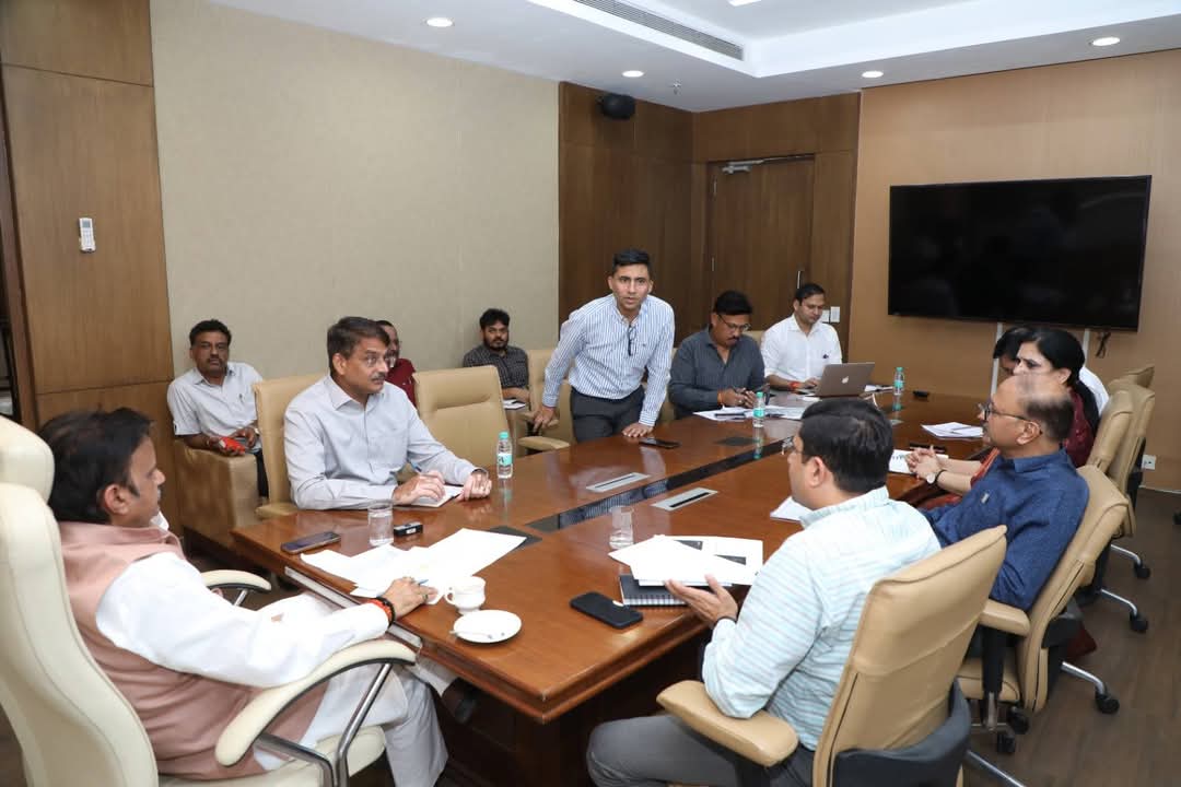 rshuklabjp's tweet photo. आज मंत्रालय भोपाल में लोक स्वास्थ्य एवं चिकित्सा शिक्षा विभाग के विभिन्न विषयों की विस्तृत समीक्षा की एवं बैठक में प्रदेश की स्वास्थ्य सेवाओं को और अधिक प्रभावी, सुलभ एवं जनोन्मुखी बनाने के लिए महत्वपूर्ण विषयों पर विस्तृत चर्चा की और आवश्यक निर्देश दिये।

यहां अनमोल 2.0 पोर्टल के क्रियान्वयन की समीक्षा की एवं अनमोल पोर्टल के माध्यम से गर्भवती महिलाओं की डाटा एंट्री, फॉलोअप और रिपोर्टिंग की प्रक्रिया सुनिश्चित करने के निर्देश दिए।