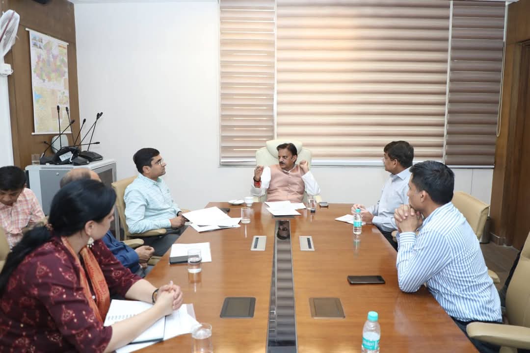 rshuklabjp's tweet photo. आज मंत्रालय भोपाल में लोक स्वास्थ्य एवं चिकित्सा शिक्षा विभाग के विभिन्न विषयों की विस्तृत समीक्षा की एवं बैठक में प्रदेश की स्वास्थ्य सेवाओं को और अधिक प्रभावी, सुलभ एवं जनोन्मुखी बनाने के लिए महत्वपूर्ण विषयों पर विस्तृत चर्चा की और आवश्यक निर्देश दिये।

यहां अनमोल 2.0 पोर्टल के क्रियान्वयन की समीक्षा की एवं अनमोल पोर्टल के माध्यम से गर्भवती महिलाओं की डाटा एंट्री, फॉलोअप और रिपोर्टिंग की प्रक्रिया सुनिश्चित करने के निर्देश दिए।