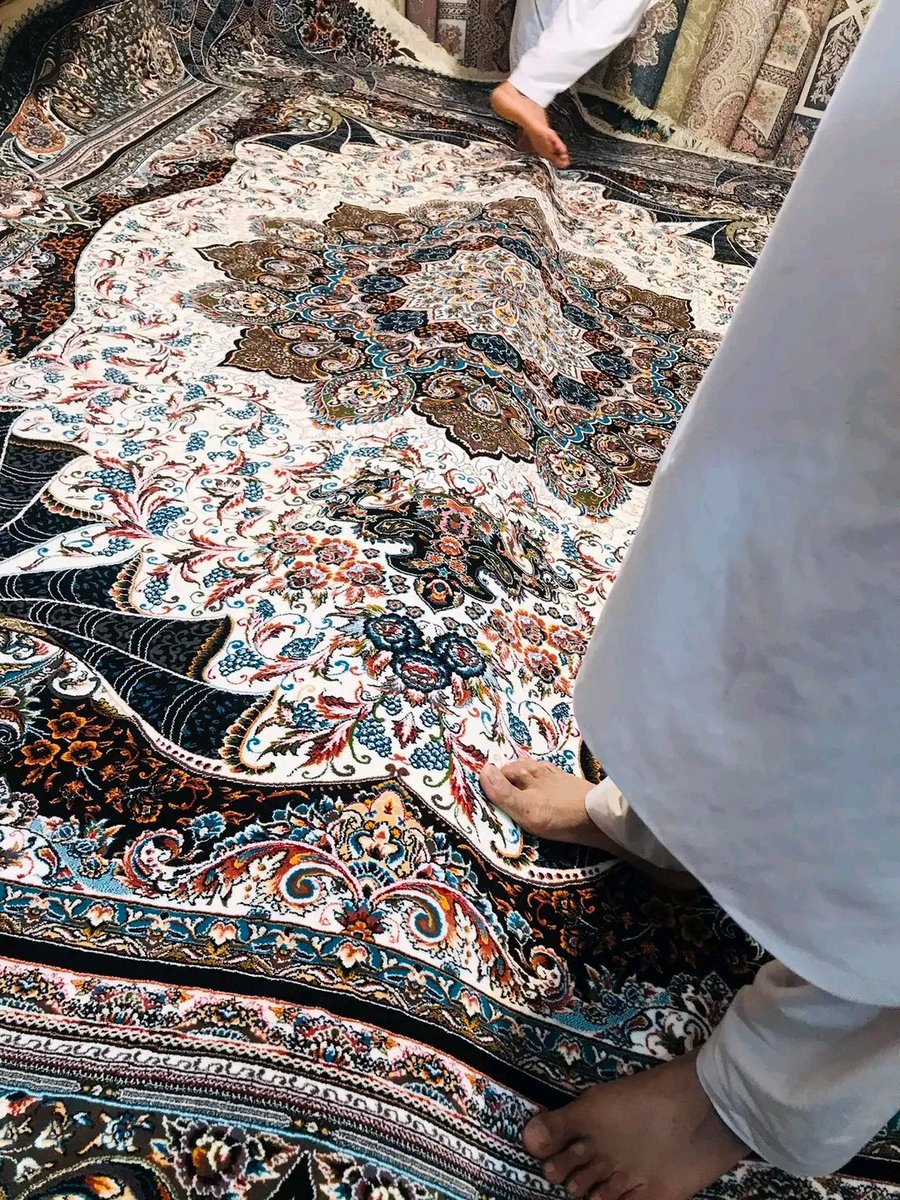 shadokht32's tweet photo. دوستا  این فرش را خریدیم مه خوش کردم  بنظرتان خوبش است گل اش https://t.co/Ew9LNLiYQr