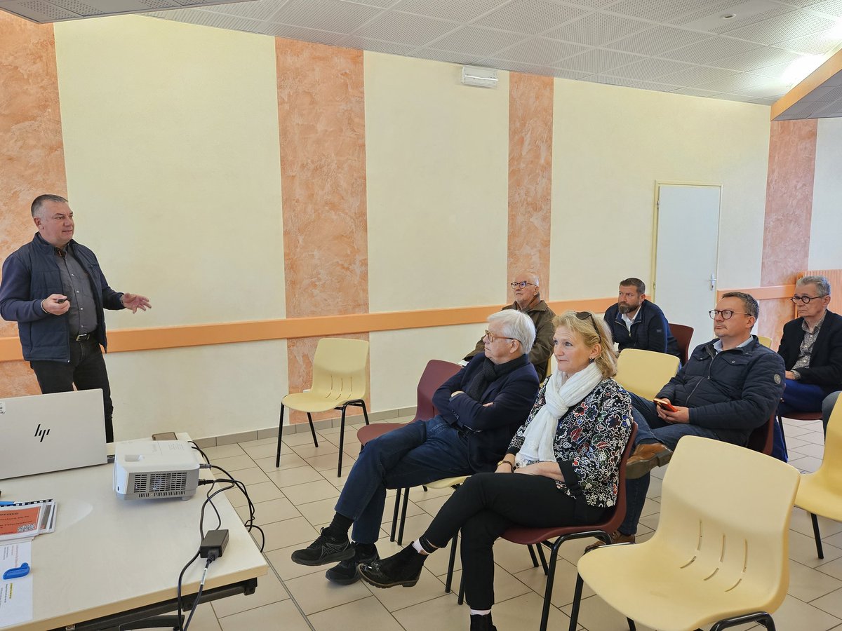 cyprienmateos's tweet photo. Fin déploiement #FTTH par @OrangeBFC à #Publy agglomération de @Lons_le_Saunier #ECLA @Jura_fr en présence Sénatrice Sylvie Vermeillet, Président Ecla Claude Borcard @cebejura VP Ecla Hervé Guy & Maire Stéphane Issanchou. 276 habitants de commune sont tous éligibles à la #Fibre https://t.co/gAV9MjmjKm