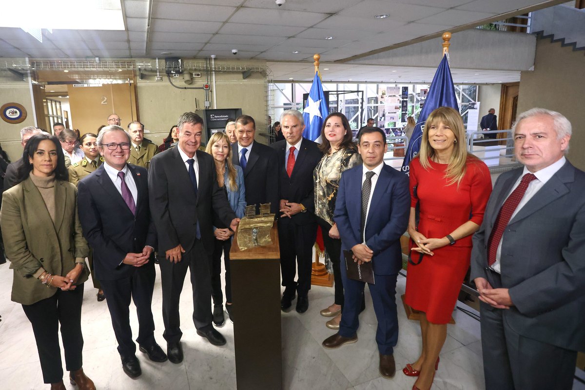 defensorianinez's tweet photo. Hoy el Defensor de la Niñez, @AnuarQuesille, asistió a la inauguración la exposición “Niños Olvidados”, en la galería Pablo Neruda del Senado @Senado_Chile, en Valparaíso. La muestra de esculturas de bronce pertenece al Dr. Héctor Valdés y busca provocar la reflexión sobre el abandono infantil.