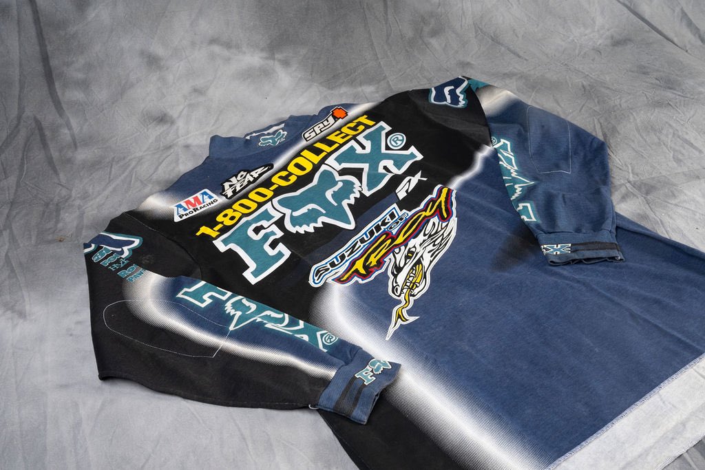 This legendary <a href="/JeremyMcGrath/">Jeremy McGrath</a> signed jersey from 1997 is for sale on our market 🤩 After switching from  Honda to Suzuki, ‘97 was his only year on Yellow while running the 1️⃣ plate 

motobilia.com/directory/jers…

#Motobilia #Mcgrath