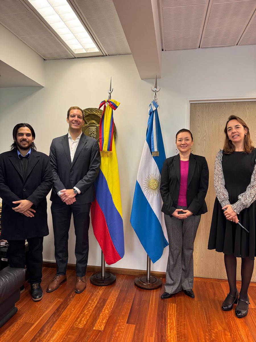 La Encargada de Negocios a.i., Ines Elvira Herrera, recibió al representante del equipo de <a href="/RiverPlate/">River Plate</a>, Lucas Azcoitia, con quien se exploraron posibilidades de llevar a cabo acciones conjuntas como charlas y experiencias en el estadio.