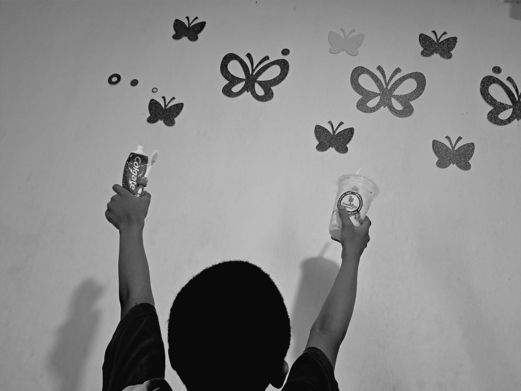 Nutrition 🍉🫒🍕 🥛 in one hand. 
Oral hygiene kit 🪥 🪥🥢 in the other

Integrating oral health into relevant programs such as nutrition can lower the chances of oral diseases, and end stage such as #Noma 

#Integration 
#Zeronoma 
#SDG3