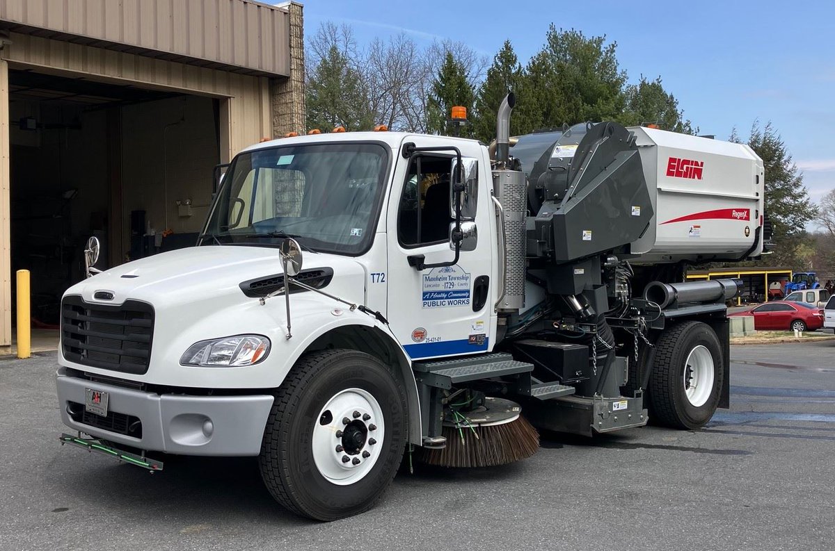 Starting this week, we will be regularly sweeping Township roads with our new Elgin RegenX Street sweeper.

Investing in our own street sweeper and year-round maintenance will keep our roads clean and prevent debris from entering our waterways.

bit.ly/Street-Sweepin…