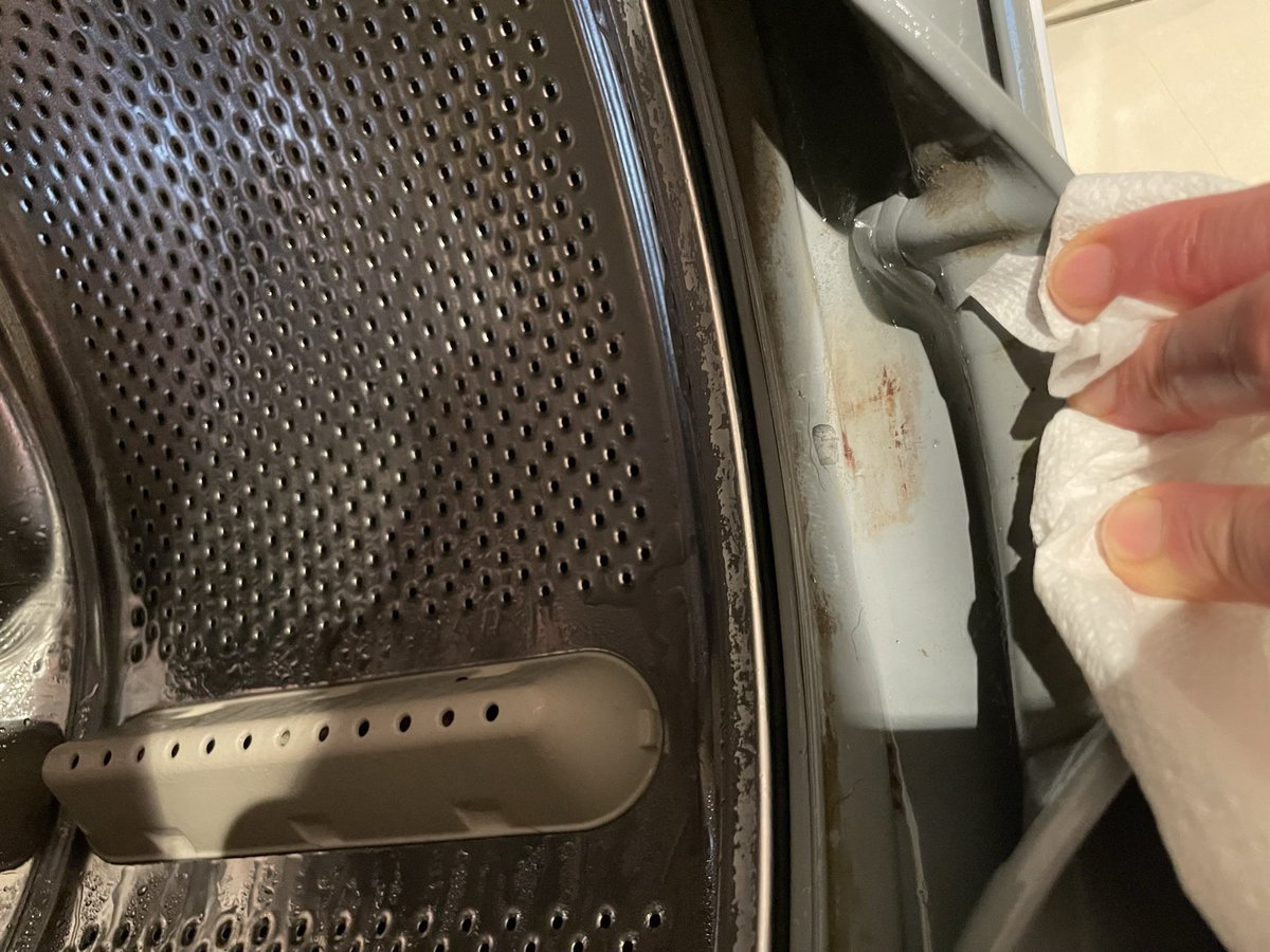 ConsortCourtW8's tweet photo. Renting from @Hamptons1869 think again!
Lied about of the amount of #noise
The conditions the flat was handed over. Dirty, broken shelves &amp; furniture, leaking bath, broken tap and the worse Dogde wires got electrocuted 
Worse agency ever
#W8 #kensington #london #wrightslane #UK https://t.co/Lgt8TfQxrm