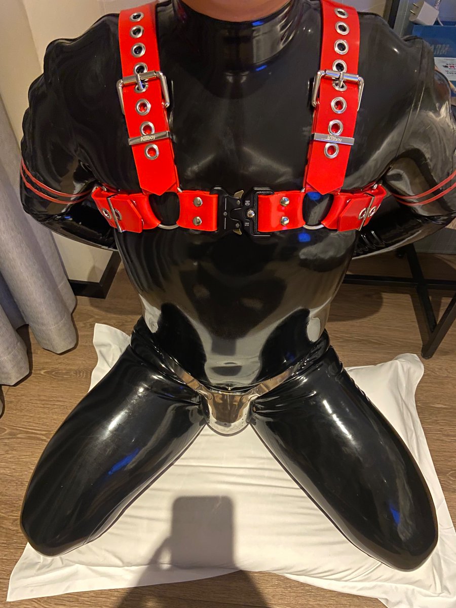 AholicRubb's tweet photo. 这下就没办法跑咯，好可怜的样子 https://t.co/lOJd4s3Rri