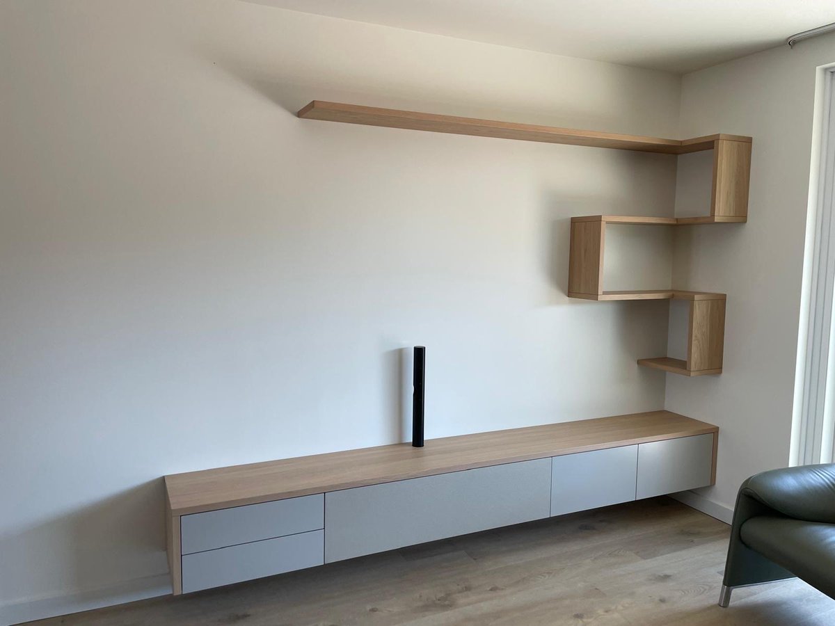 keesverhouden's tweet photo. Vandaag een hele bijzondere hangende TV kast met speakerdoek en TV paal geplaatst. Deze is onderdeel van onze CASE-collectie Custom uit eigen meubelmakerij. De wandplanken die "zigzaggend" zijn opgehangen geven het geheel een leuk speels effect. https://t.co/MNhMtT0NOj