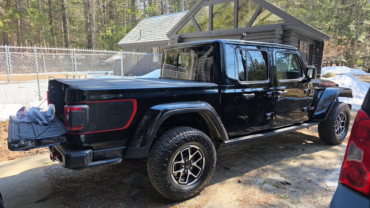 JessupNH's tweet photo. @JeepCares 
Welp, bought a brand new Gladiator. Sometimes it doesn't shift into gear and the engine light has come on twice, haven't even put 1,000 miles on it yet. Local dealership won't take a look at it because I didn't buy it from them. https://t.co/jeyXUAMSQA
