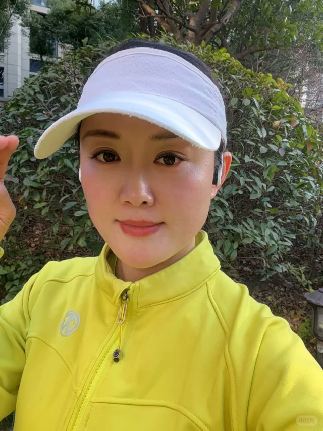 清晨的第一缕阳光，陪我跑过熟悉的小路。