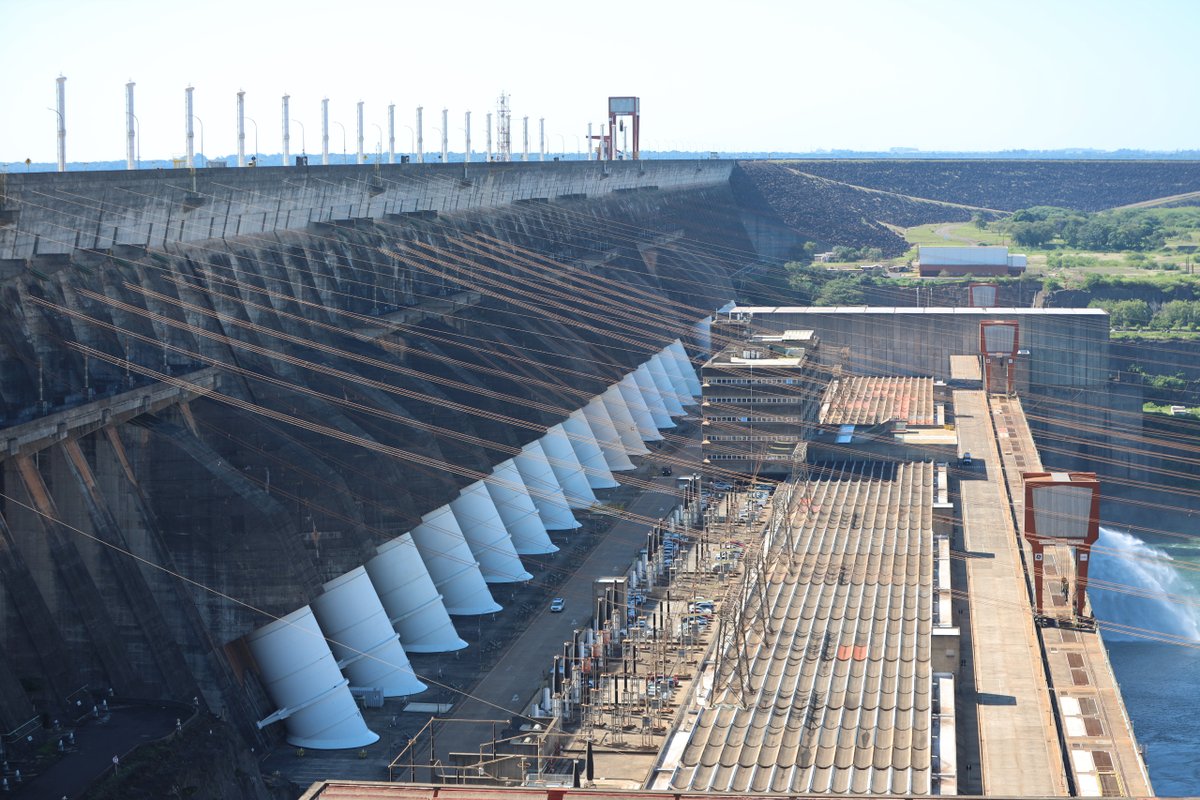 itaipuparaguay's tweet photo. ⚡💡 En el primer trimestre de este año, la Central Hidroeléctrica ITAIPU suministró al país 6.382 GWh de energía eléctrica a través de la ANDE, permitiendo de esta manera que el servicio de electricidad llegue a los hogares, las industrias y empresas del país.

⚡💡 ¡ITAIPU, motor del desarrollo con rostro humano!

Leé aquí 👉 https://t.co/dzYWpFOXB3