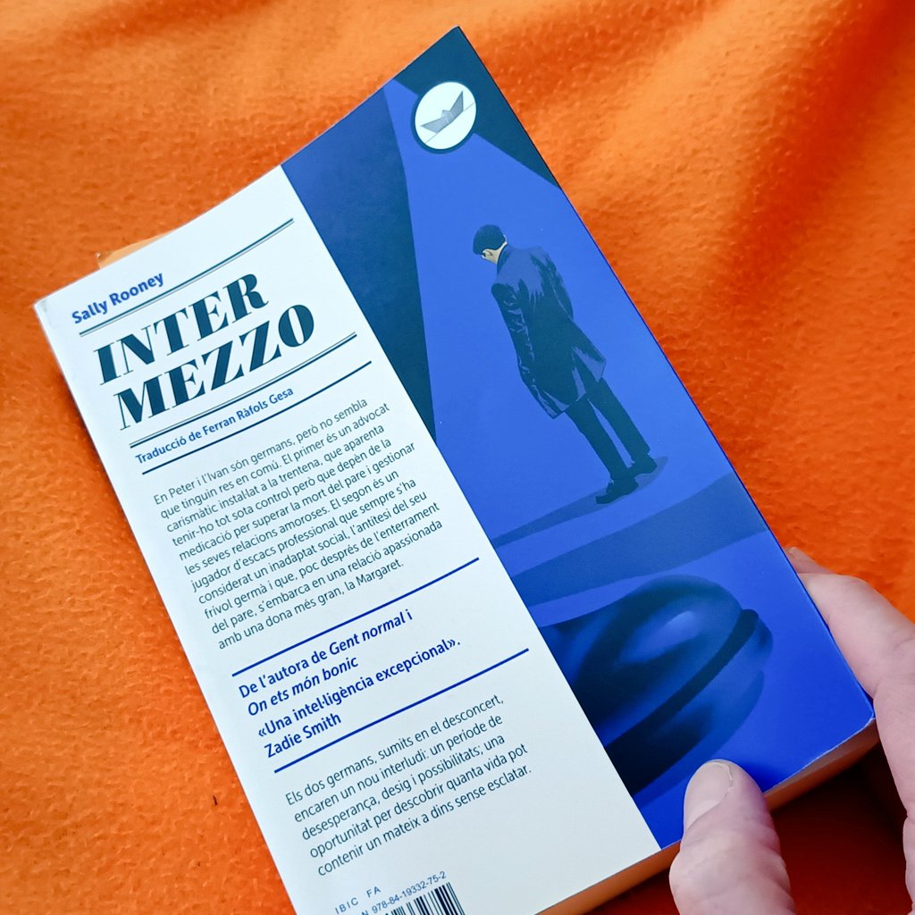erika_colomer's tweet photo. Després de fer un 'intermezzo' amb unes novel·les que havia de llegir amb urgència (no per obligació, sinó per impaciència) reprenc la lectura de la #SallyRooney. Aviam si m'enganxa tant com la #Gentnormal! 🙂📚 #Intermezzo https://t.co/zV82MVFfvG