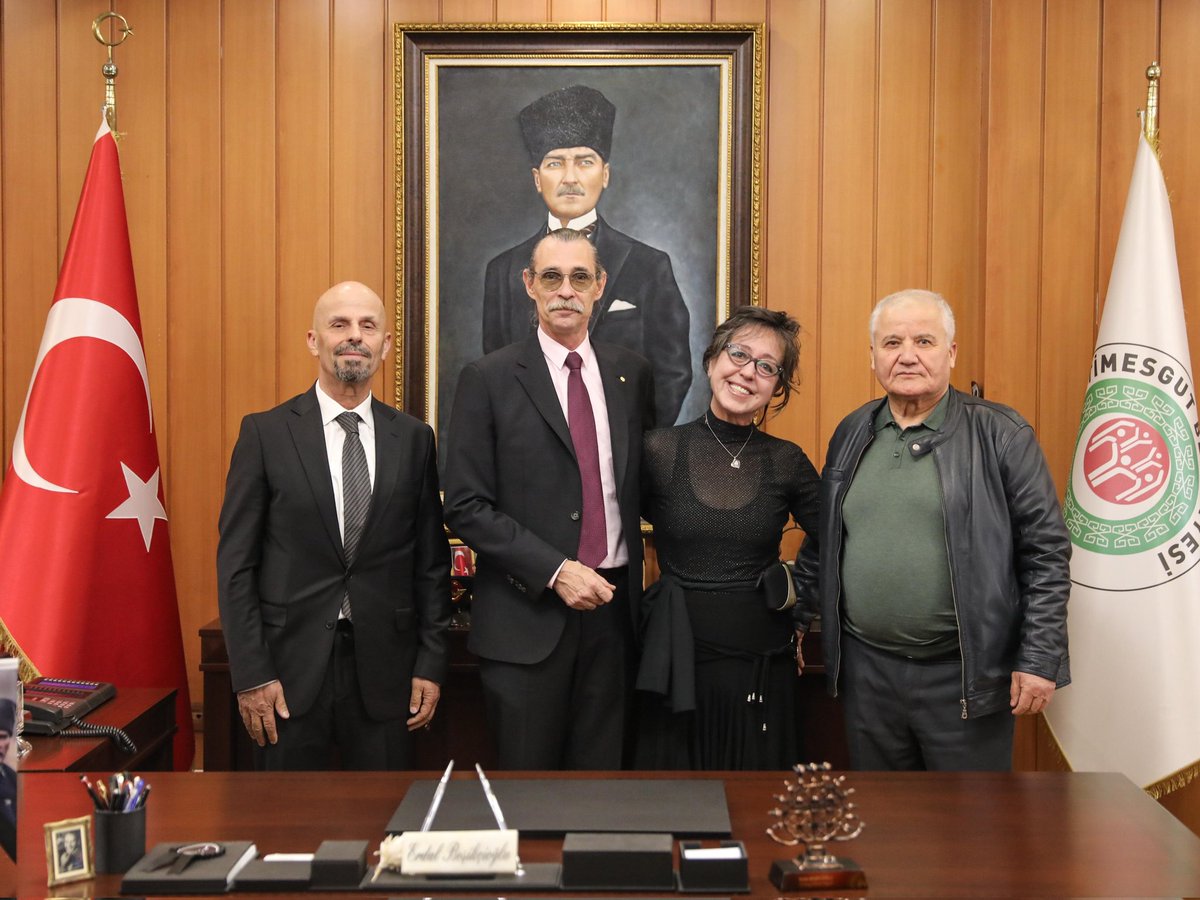 Bugün Etimesgut belediye başkanı sayın ERDAL BEŞİKÇİOĞLU'nu liva pastaneleri sahibi arkadaşım ZAFER HACIOSMANOĞLU ile ziyaret ettik. Misafirperverliği ve nazik karşılaması için başkanımıza teşekkür ediyorum. Ayrıca basın yayın sorumlusu yakın dostum Börte Demirel'e de teşekkür.