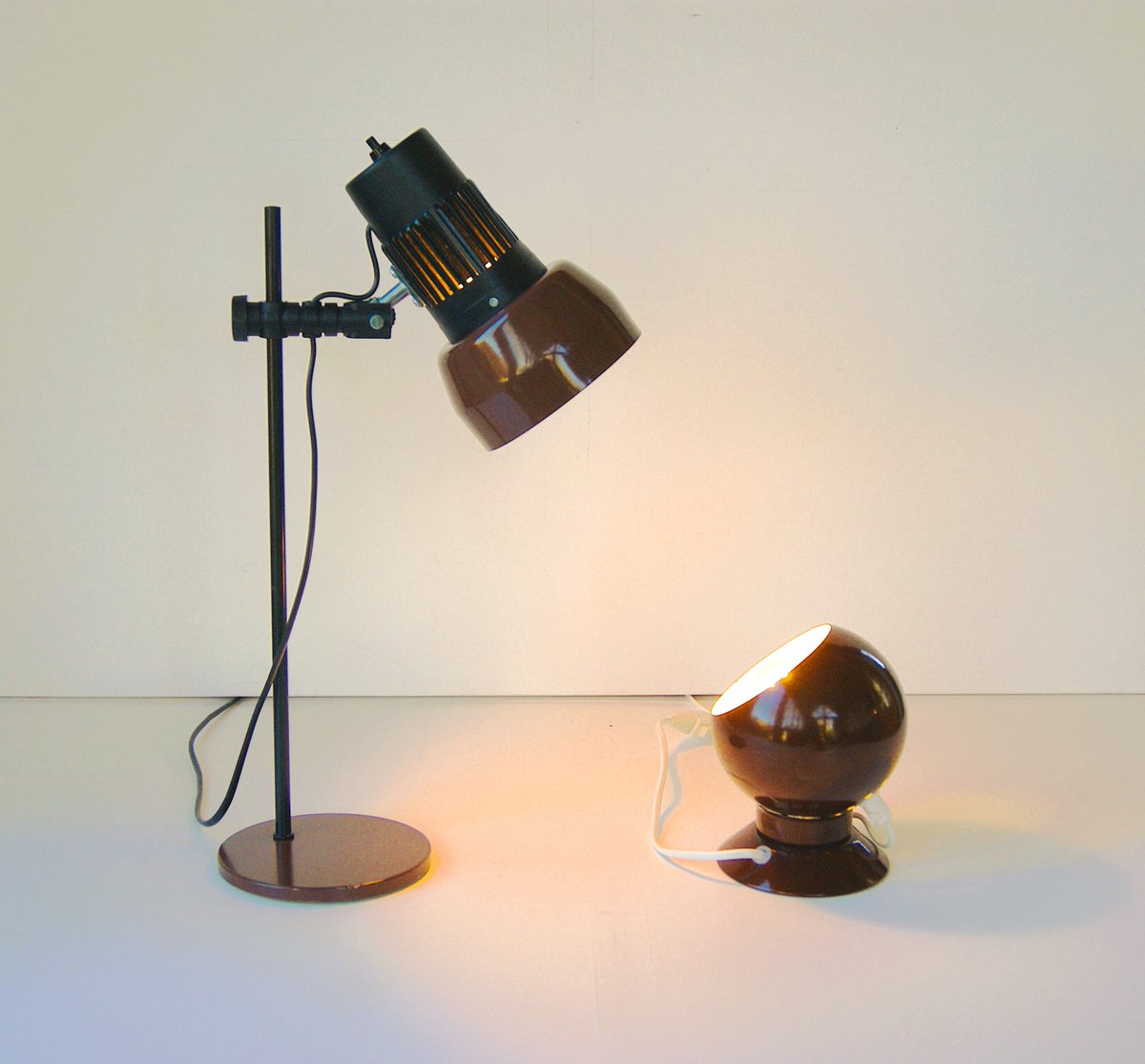 AncientImage's tweet photo. Brown space age spots from the 1970s. https://t.co/zA4Pr7rbq4……… #brown #spotlight #interiordesign #spaceage #Retro #vintage #1970s #table #vintagehome #reuse #secondhand https://t.co/JQ1jkWDIZF