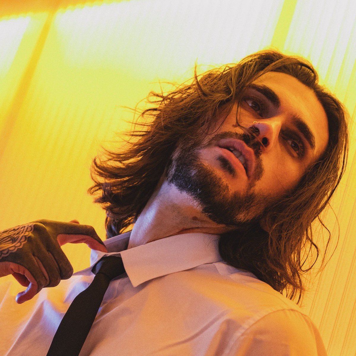 alvan_music's tweet photo. Mon travail en 4 photos ☺️

1. Transpirer
2. Imaginer
3. Séduire
4. Vendre

Quel est mon travail ? 🤔

#alvan #voyou #loup #art #photo #tattoo #inked #trendy #fyp #rock #vintage #guitar #model #pourtoi #frenchie #fashionmodels https://t.co/9FQ6I2n271