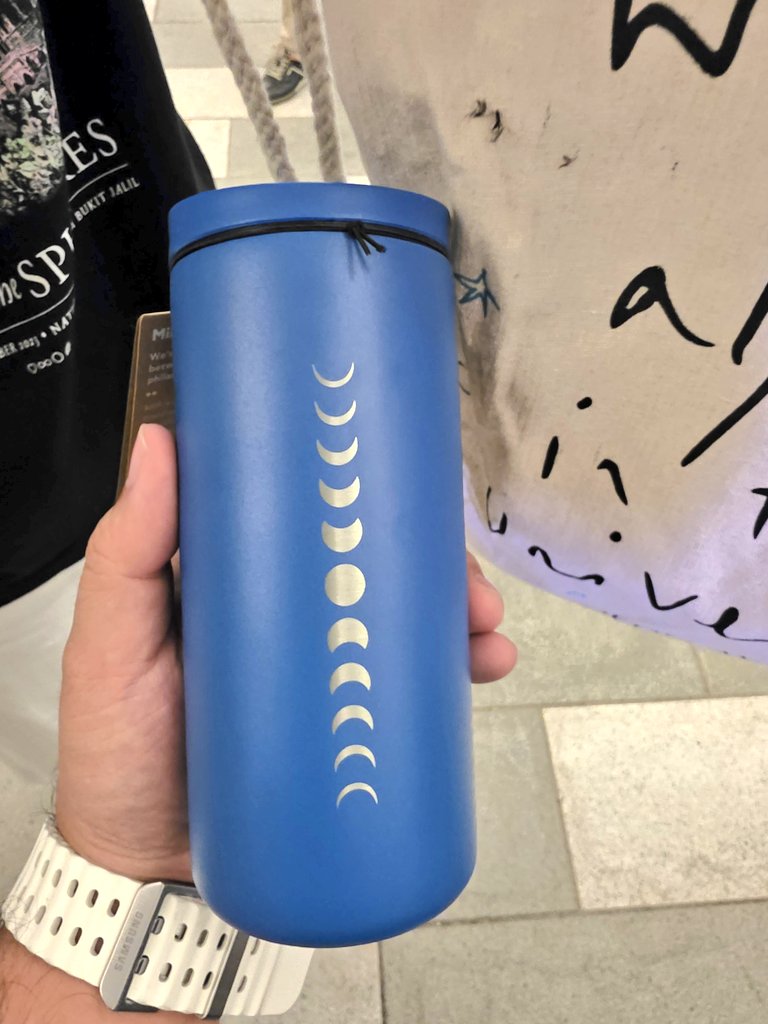 neilenore's tweet photo. THE NEW EARLY ENTRY GIFT BAG!!!! #ColdplayHongkong https://t.co/QTSgO3MO88