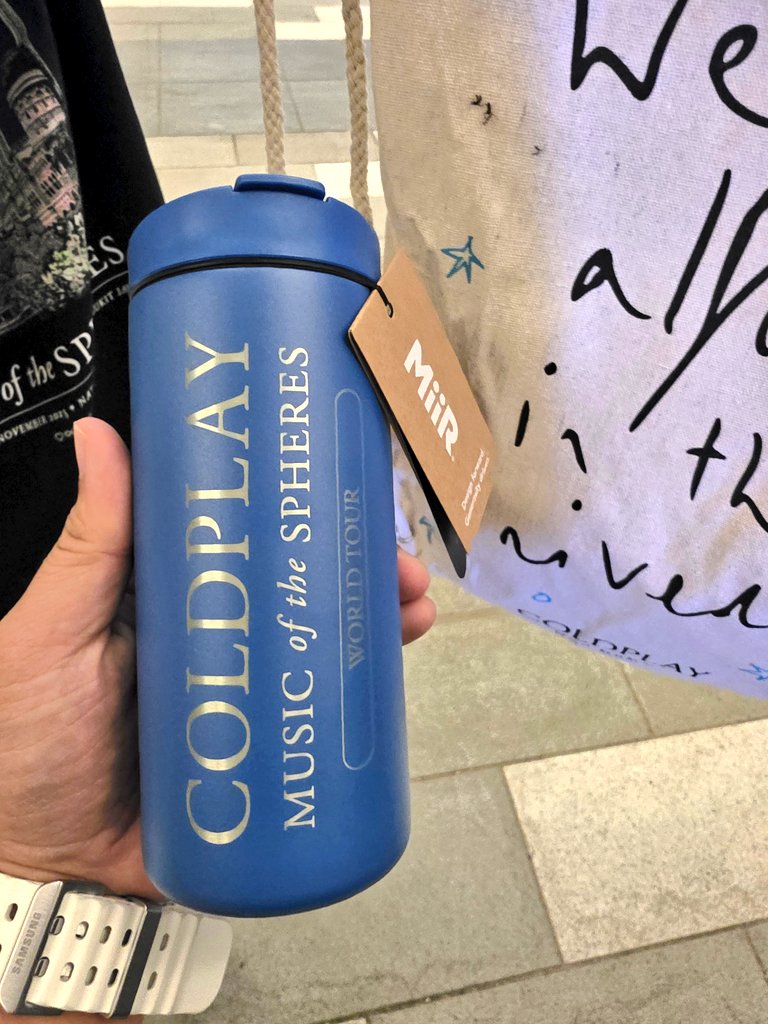 neilenore's tweet photo. THE NEW EARLY ENTRY GIFT BAG!!!! #ColdplayHongkong https://t.co/QTSgO3MO88